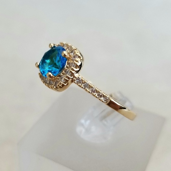 18k Topaz Ring - Picture 4 of 8